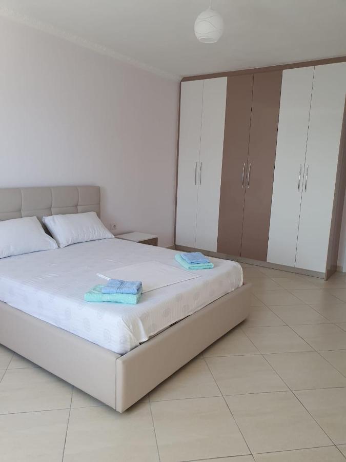 Xhulio Apartments Sarandë Exterior foto