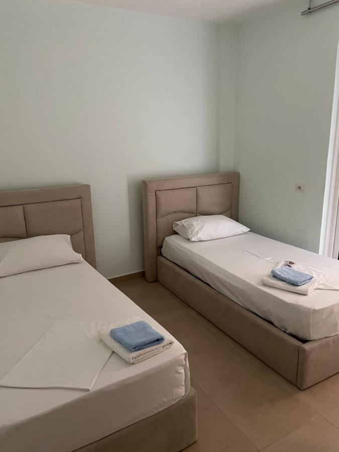Xhulio Apartments Sarandë Exterior foto