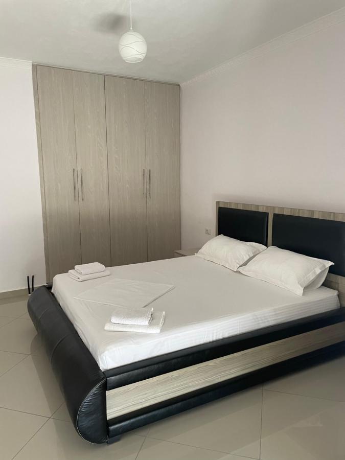 Xhulio Apartments Sarandë Exterior foto