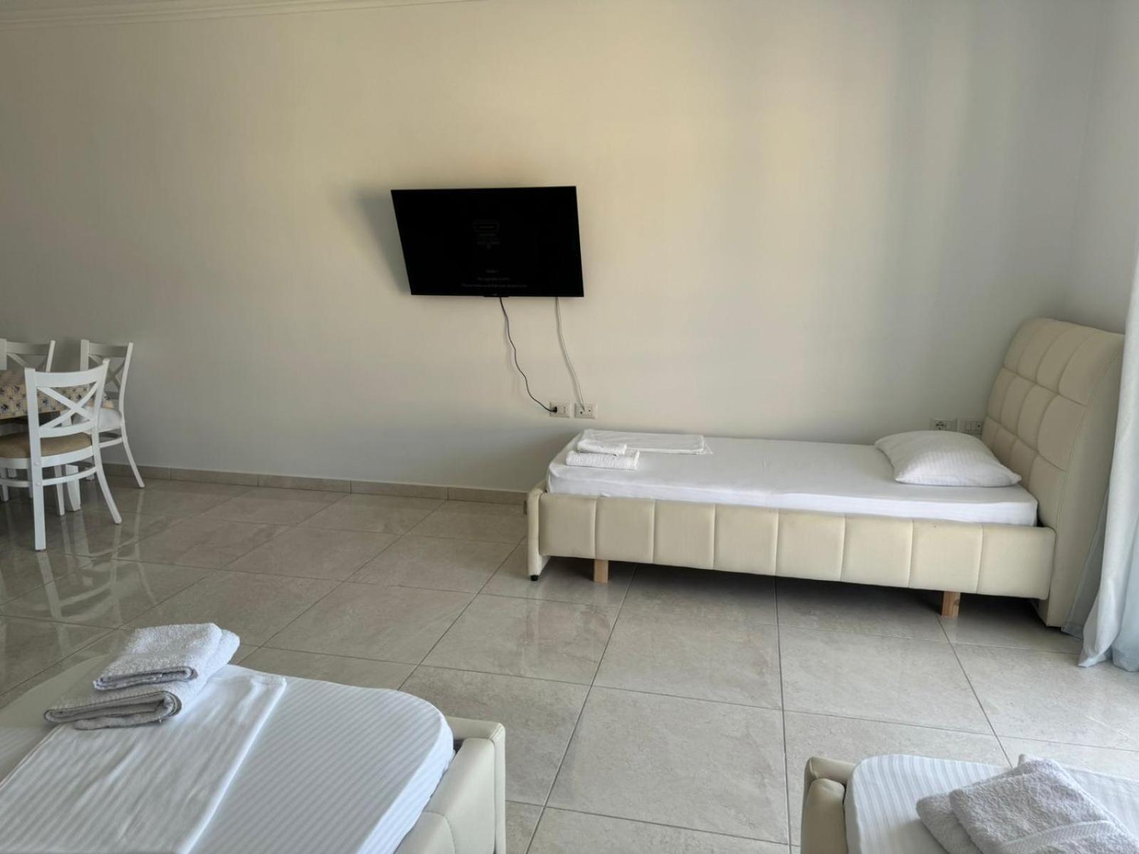 Xhulio Apartments Sarandë Exterior foto